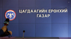 Замын ажил хийж байсан хүнийг мөргөж амь насыг нь хохироожээ